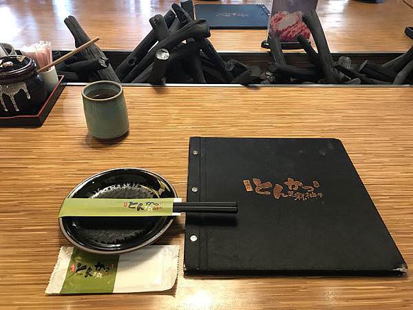 很特別的炭火設計桌面 小火爐STYLE 旁邊還有日式鑄鐵壺