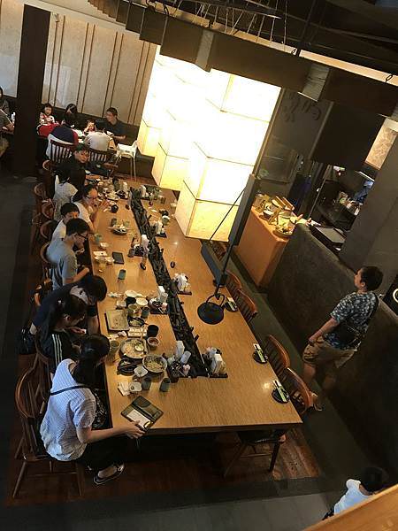 店內俯拍 日式竹炭與鑄鐵壺裝飾