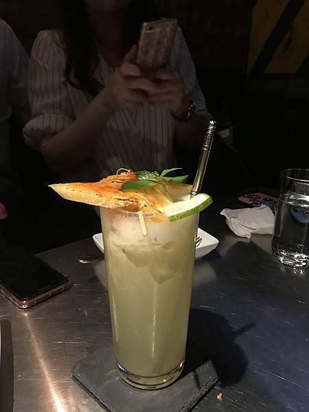 看他們的調酒花樣 都是藝術品